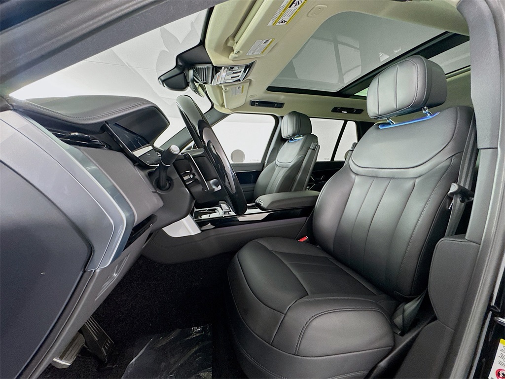 2025 Land Rover Range Rover SE photo 17