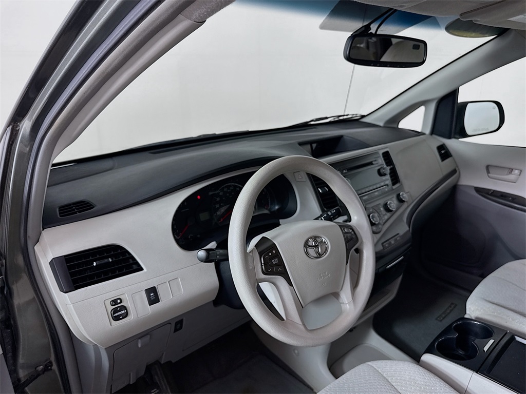 2011 Toyota Sienna LE photo 9