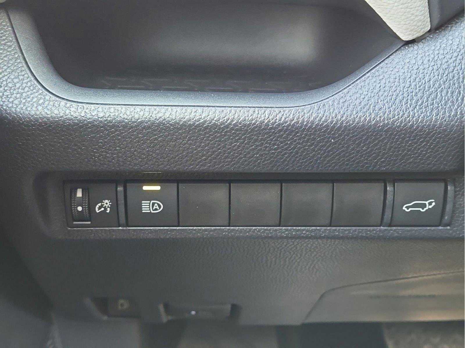2025 Toyota RAV4 Hybrid XLE photo 18