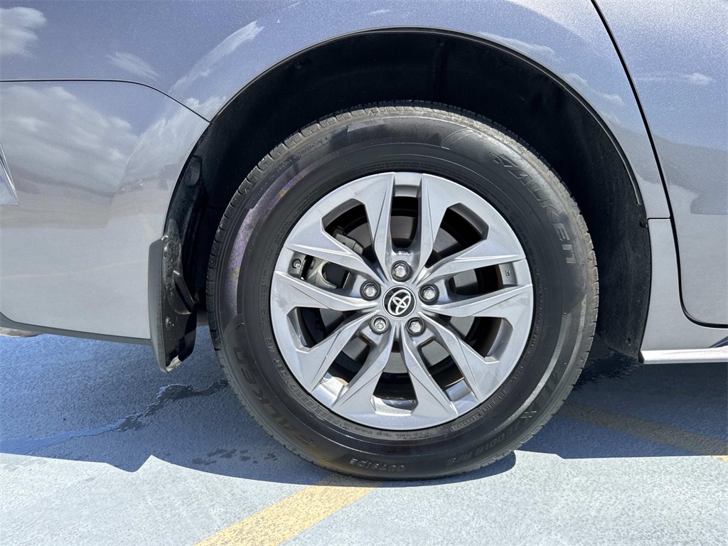 2024 Toyota Sienna LE photo 5