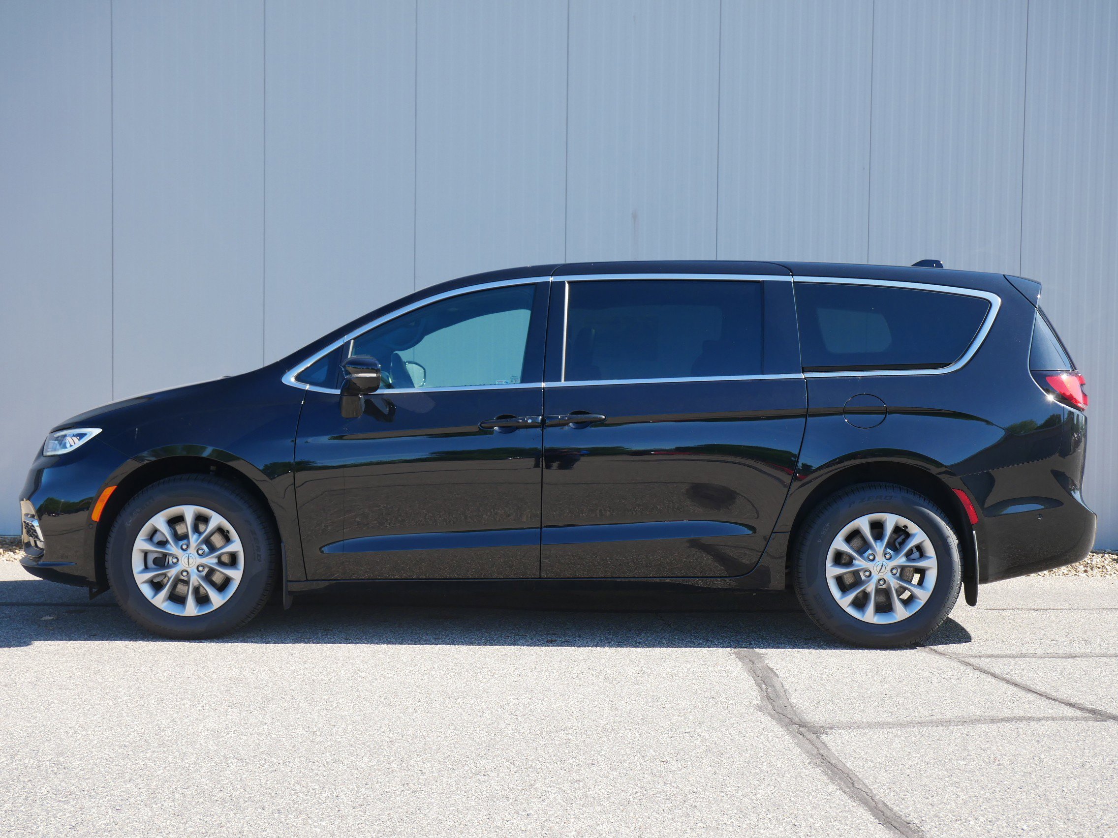 2025 Chrysler Pacifica photo 2