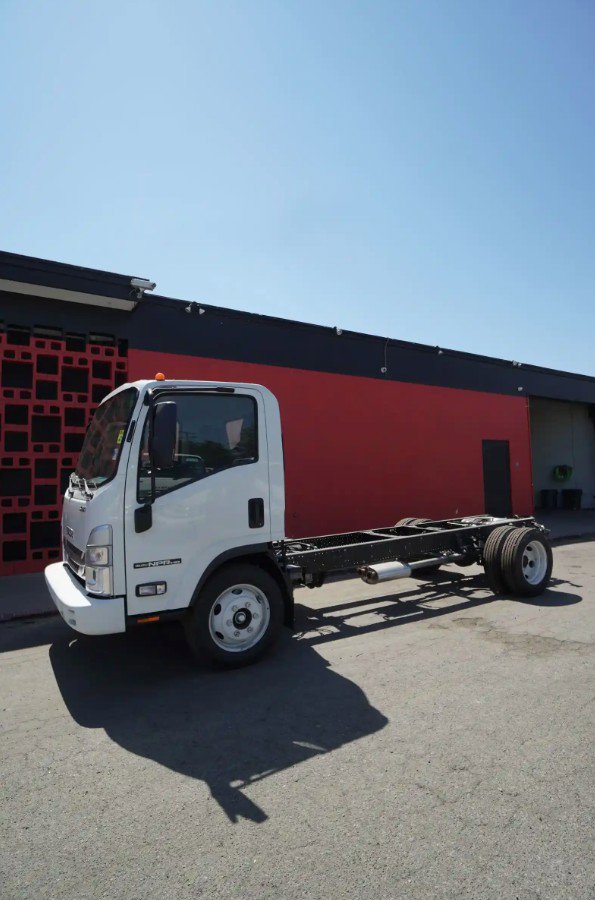 2024 Isuzu NPR photo 4