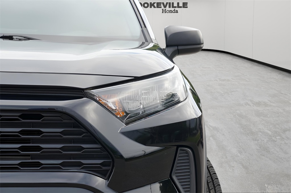 2021 Toyota RAV4 Hybrid LE photo 3