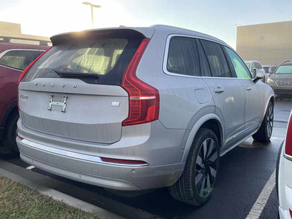 2023 Volvo XC90 T8 Plus photo 4