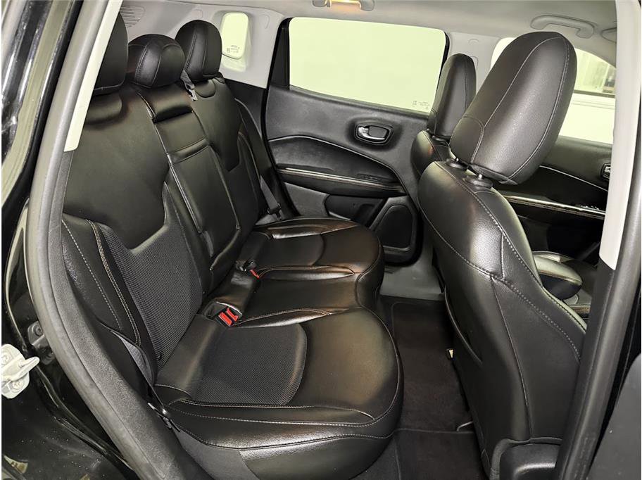 Used 2019 Diamond Black Crystal Pearlcoat Jeep Limited image 26