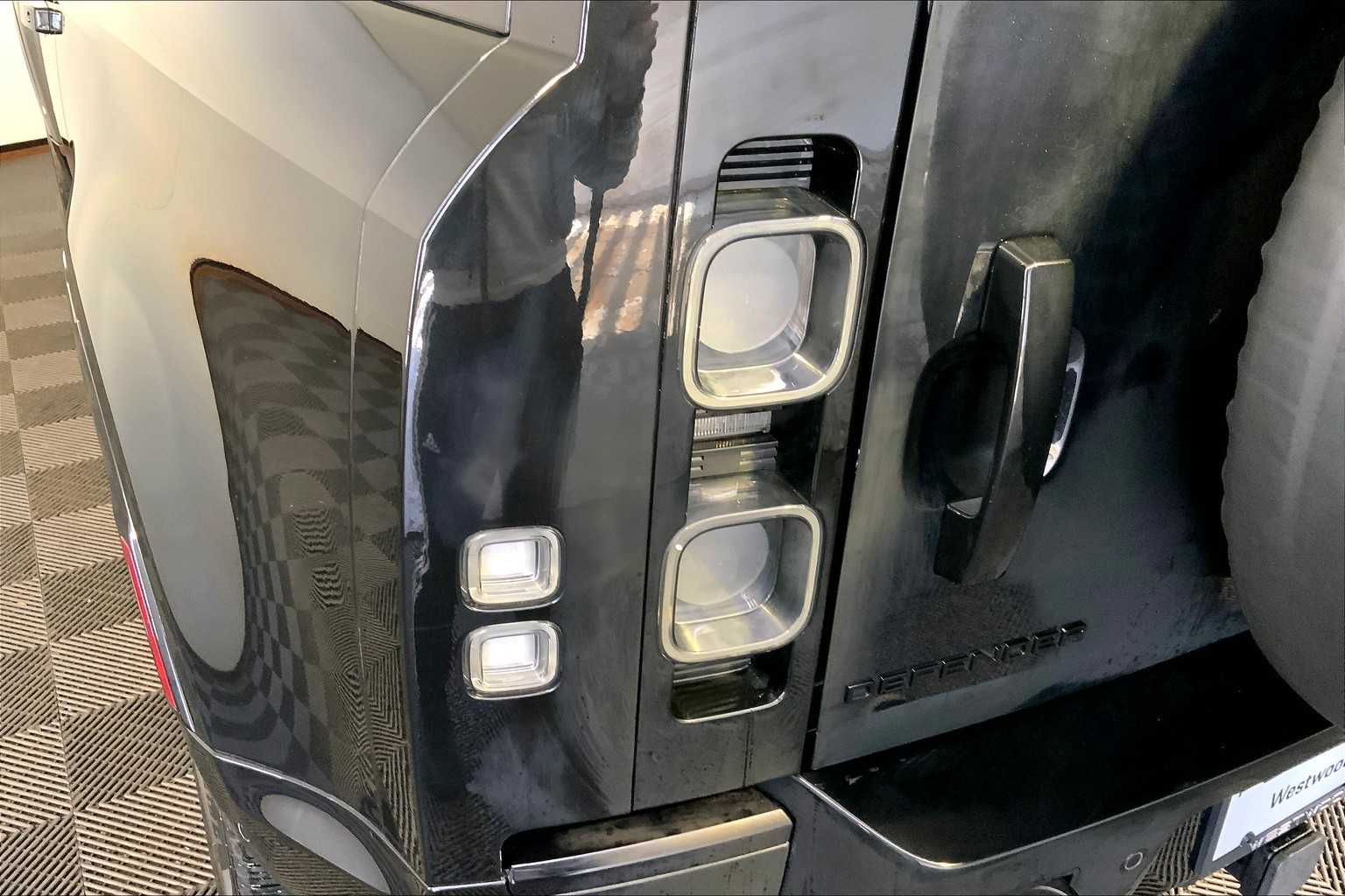 2023 Land Rover Defender V8 photo 30