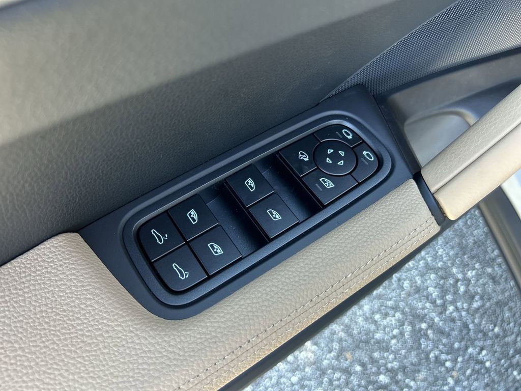 2025 Porsche Cayenne Base photo 17