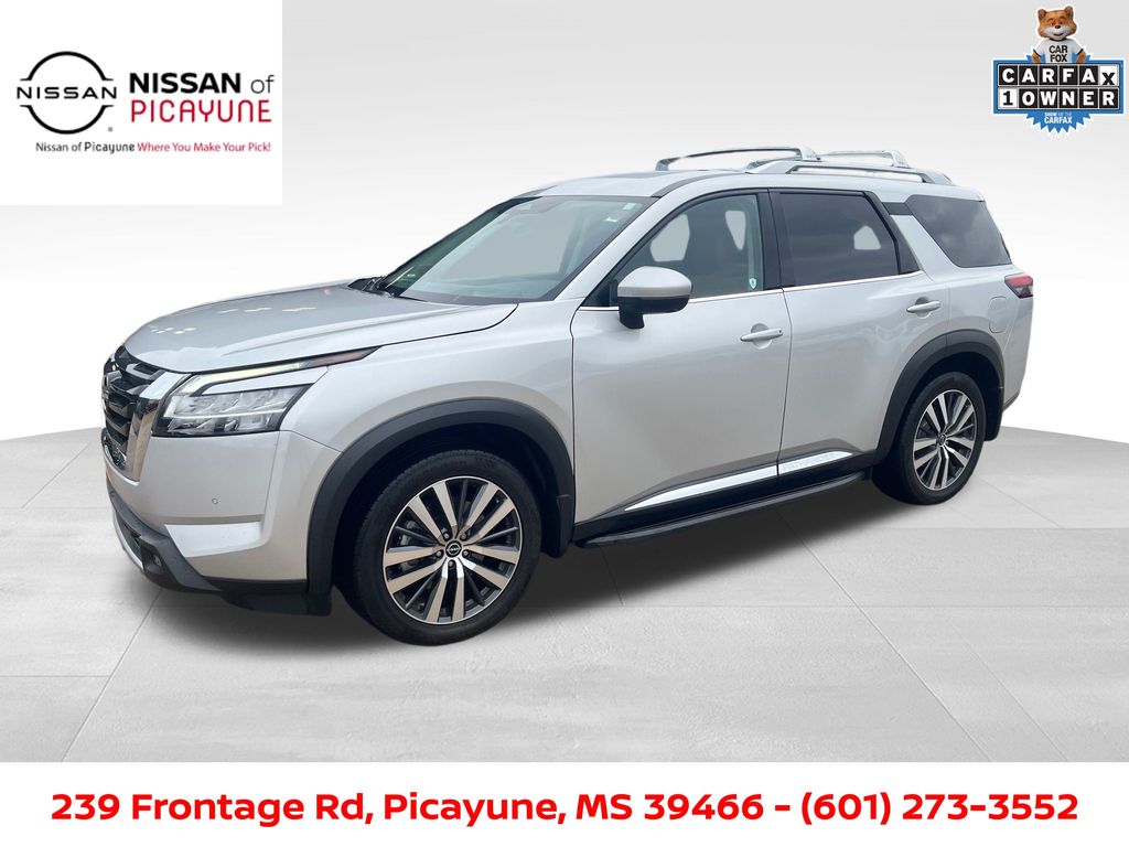 2022 Nissan Pathfinder Platinum's photo