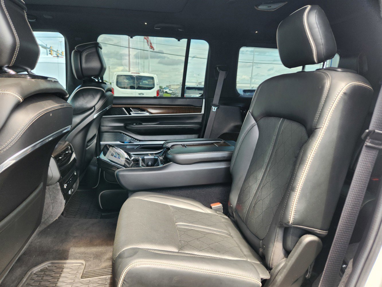 2022 Jeep Grand Wagoneer II photo 28