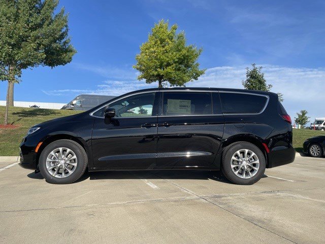 2026 Chrysler Pacifica photo 2