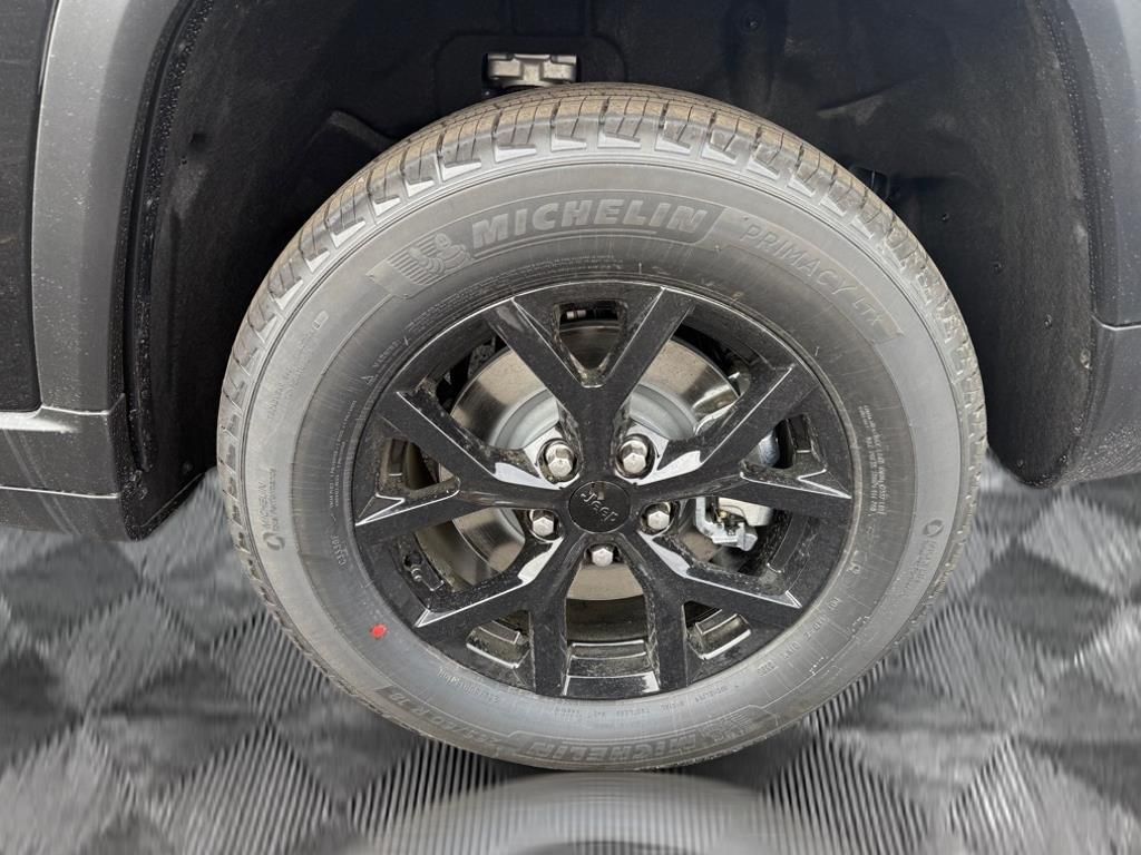 2025 Jeep Grand Cherokee Laredo Altitude photo 16