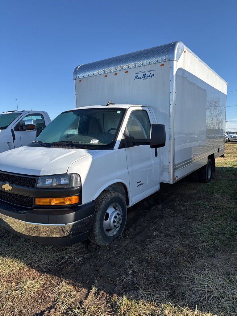 2024 Chevrolet Express Cutaway 3500 photo 2