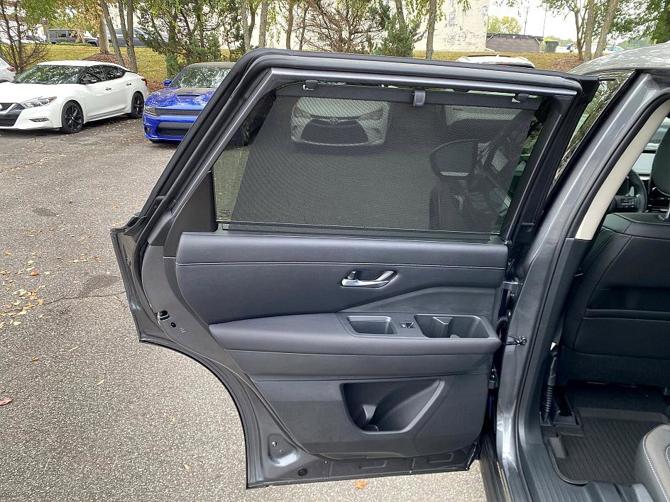 2025 Nissan Pathfinder SL photo 10