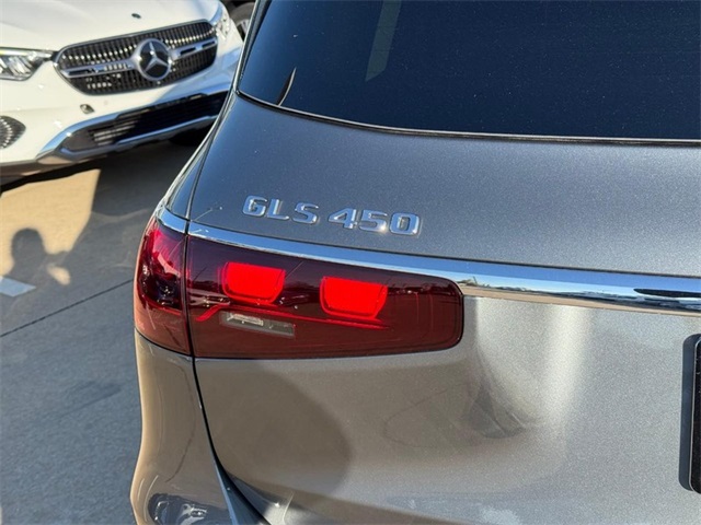 2026 Mercedes Benz GLS 450 4MATIC photo 4