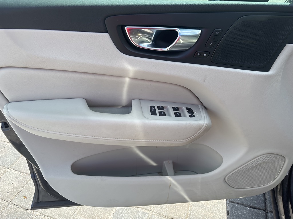 2022 Volvo XC60 B5 Inscription photo 28