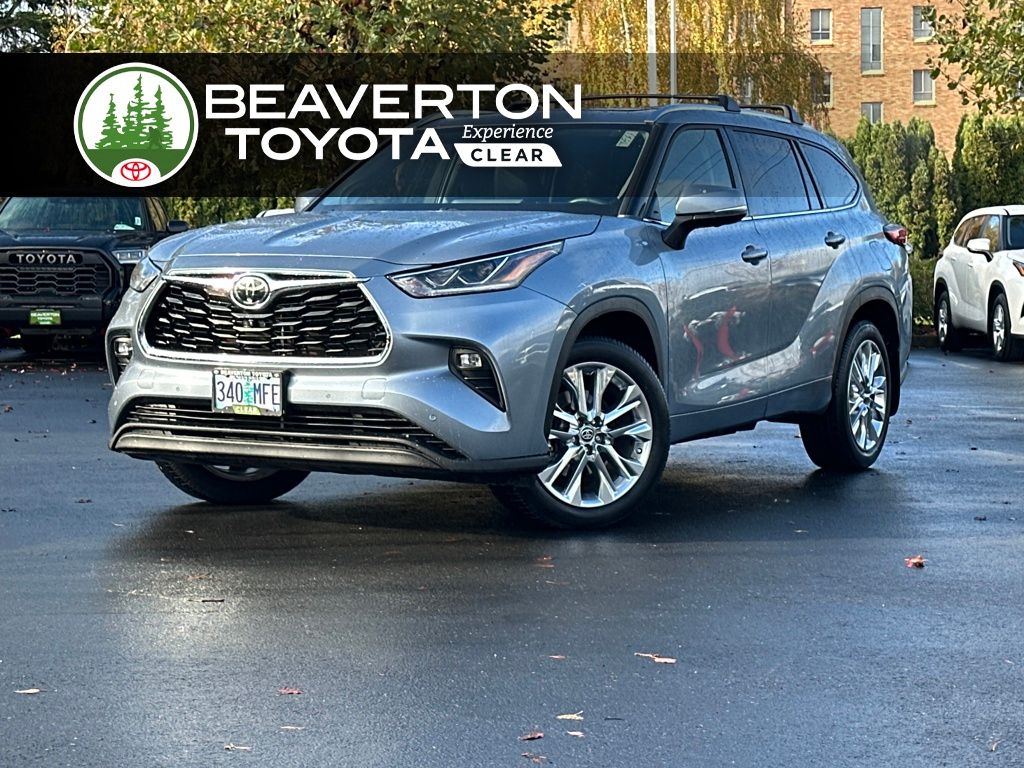2023 Toyota Highlander Limited's photo