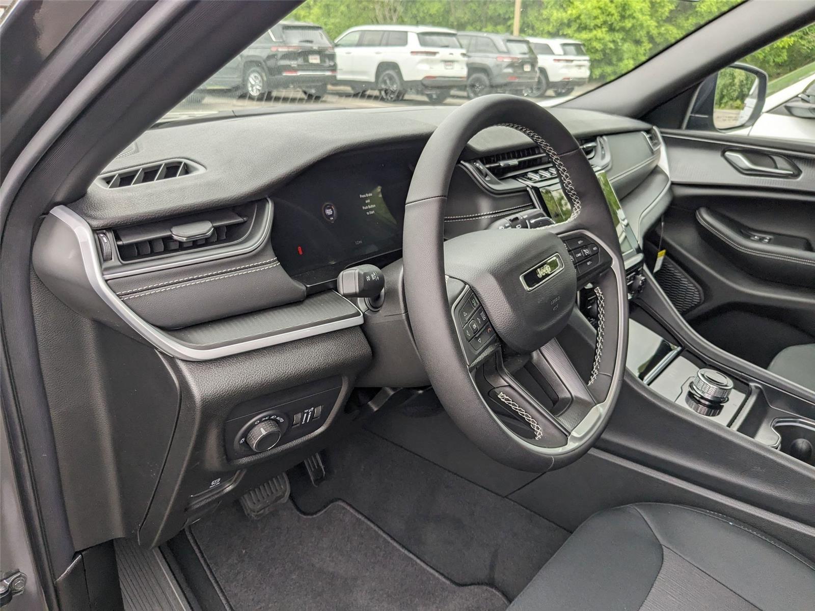 2025 Jeep Grand Cherokee Laredo X photo 2