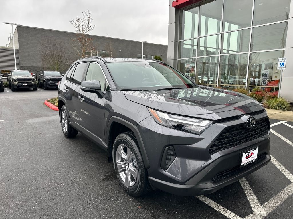 2025 Toyota RAV4 XLE's photo
