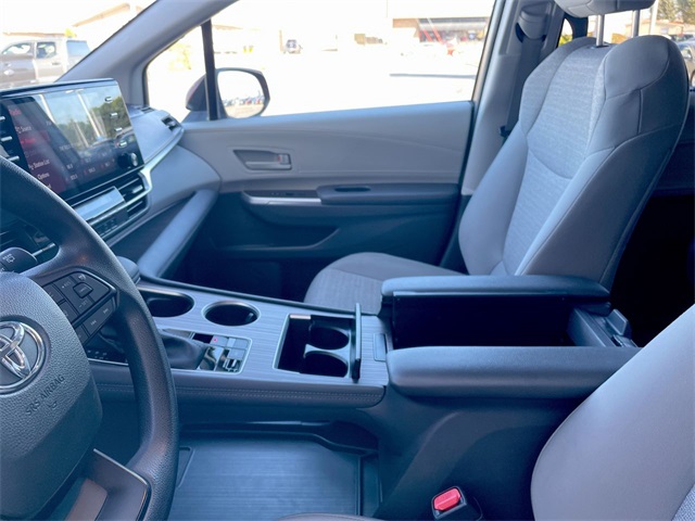 2024 Toyota Sienna LE photo 10