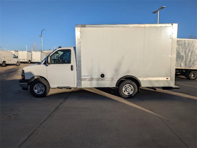 2024 Chevrolet Express Cutaway 3500 photo 2