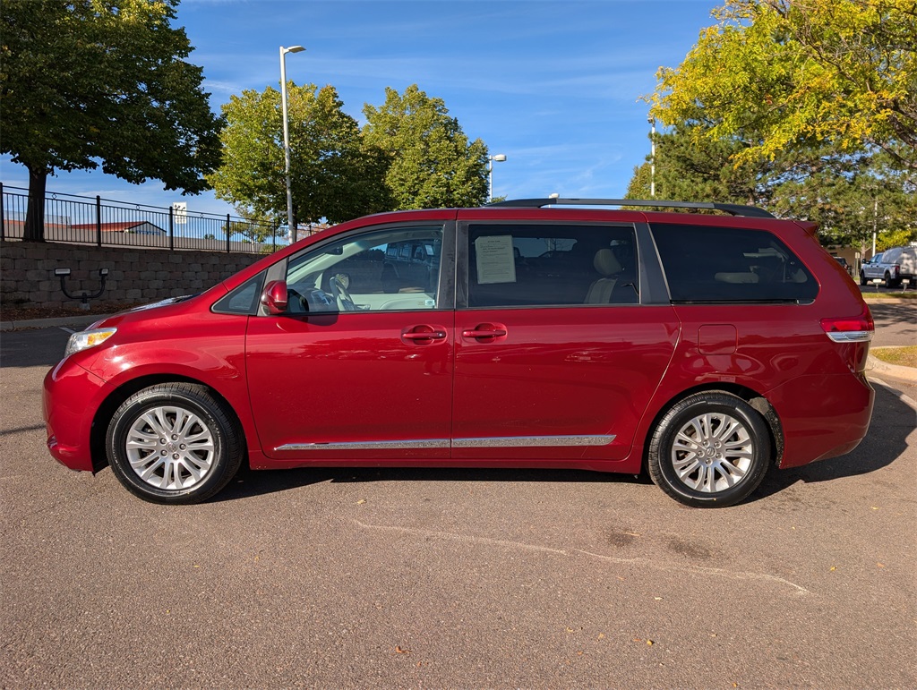 2014 Toyota Sienna XLE photo 2