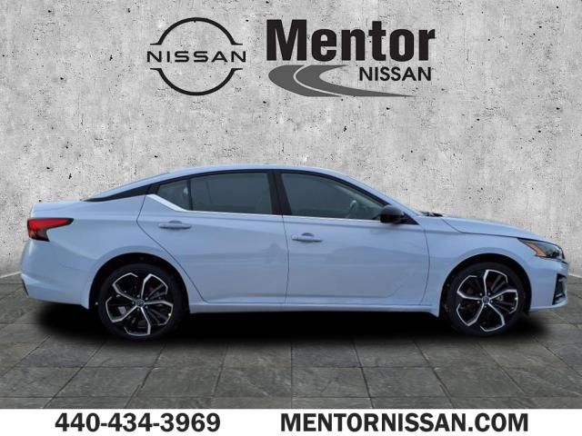 2025 Nissan Altima SR photo 2