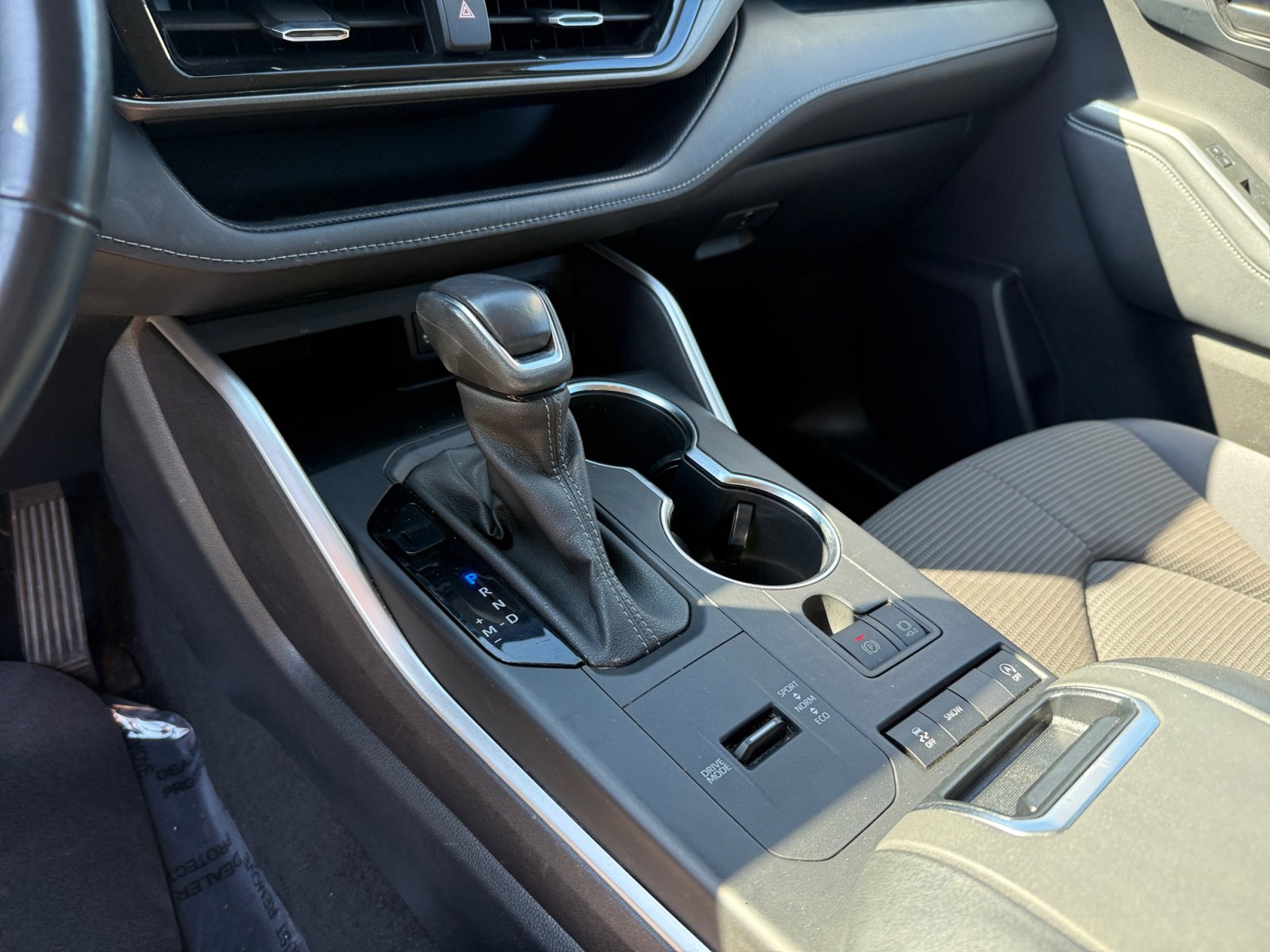 2022 Toyota Highlander LE photo 13