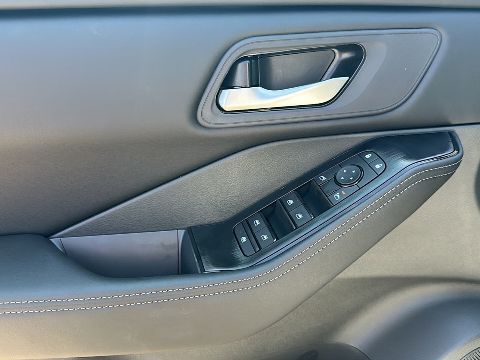 2026 Nissan Rogue SV photo 3