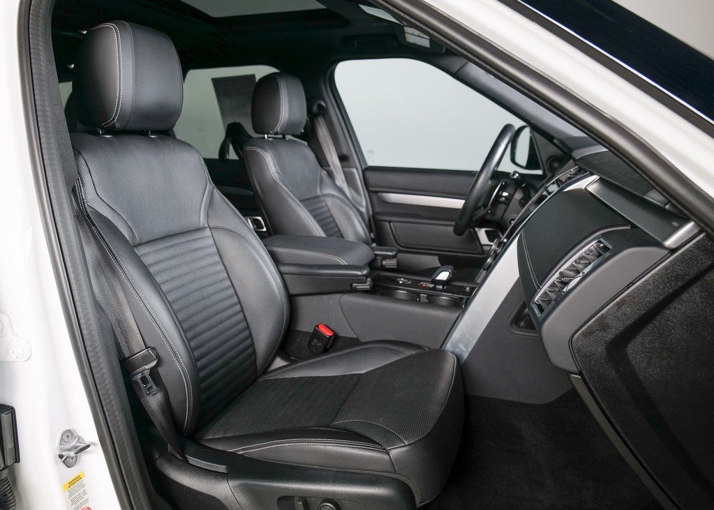 2021 Land Rover Discovery S photo 2