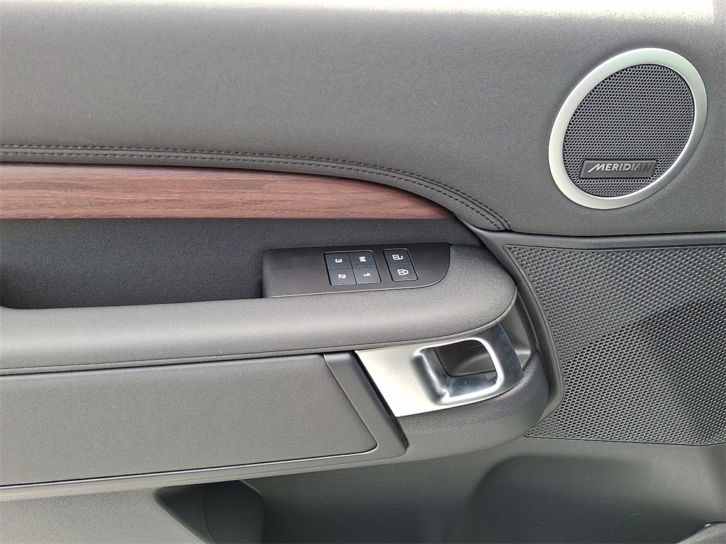 2025 Land Rover Discovery S photo 8