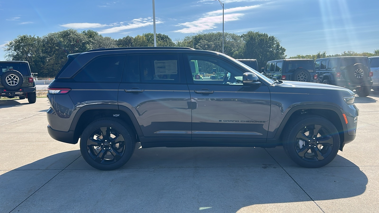 2025 Jeep Grand Cherokee Limited photo 2