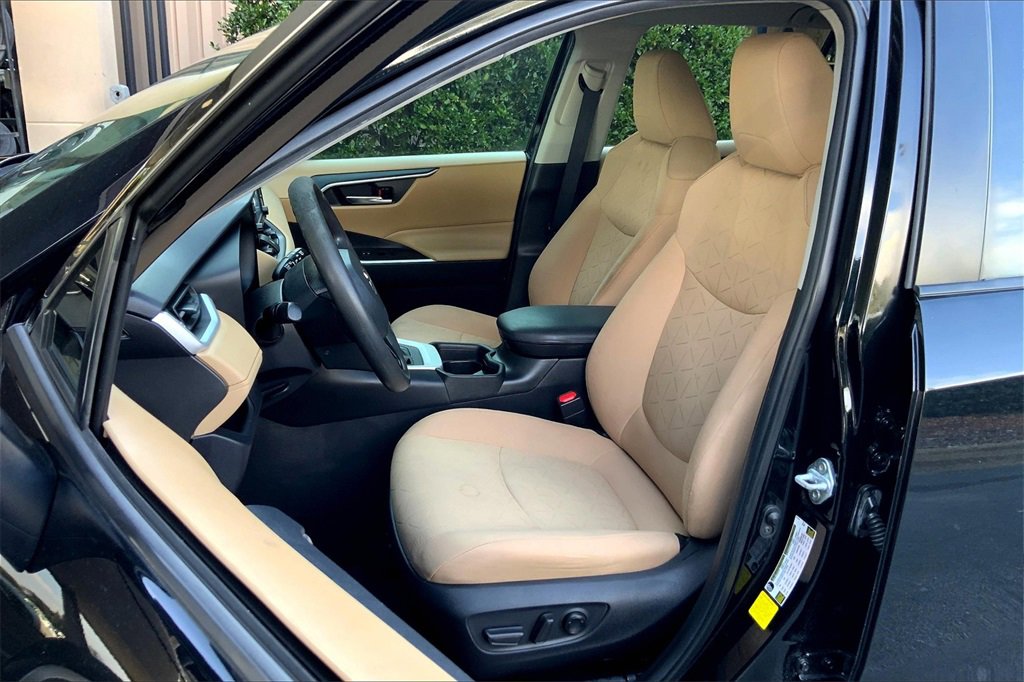 2021 Toyota RAV4 XLE photo 23