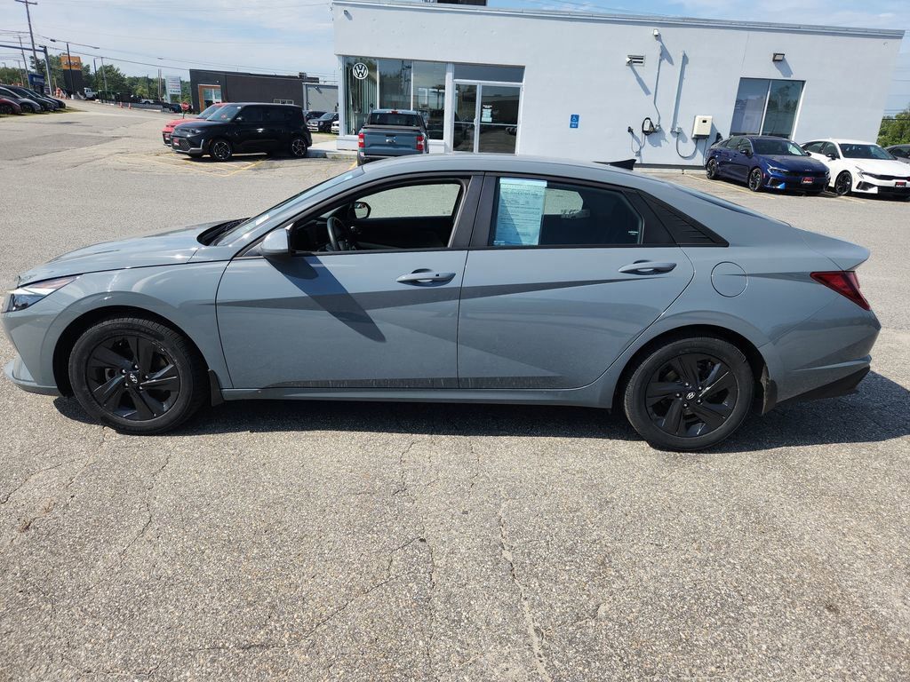 2022 Hyundai Elantra SEL photo 3