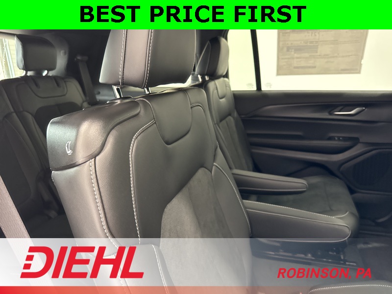2025 Jeep Grand Cherokee Altitude photo 3