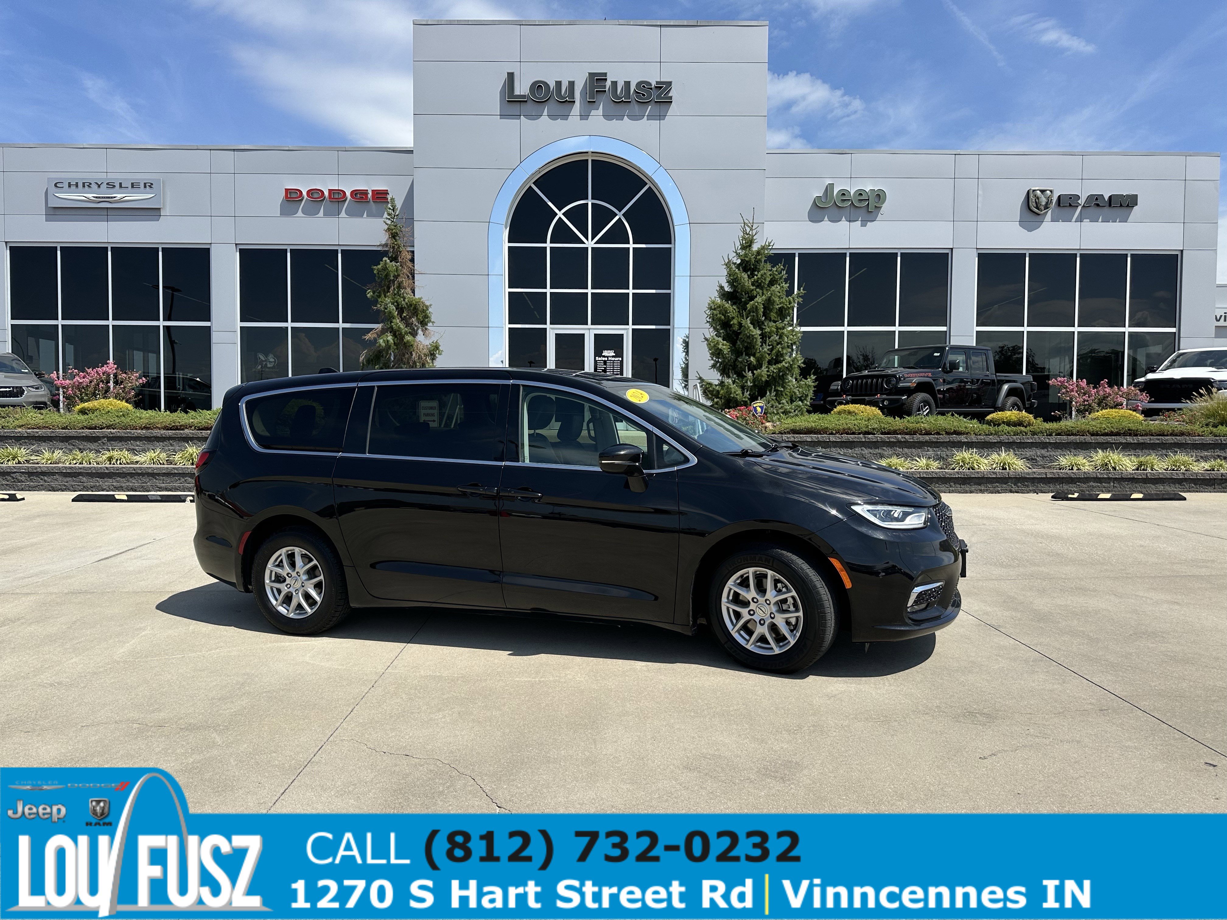 2024 Chrysler Pacifica Touring L's photo