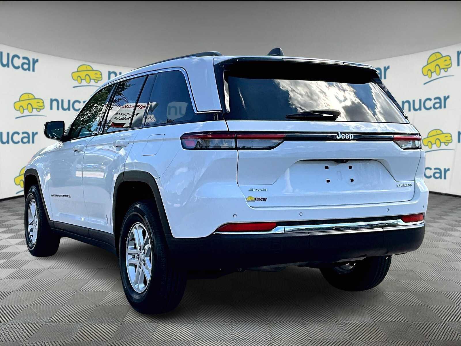 2022 Jeep Grand Cherokee Laredo photo 3
