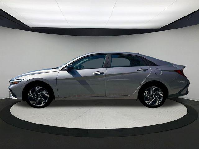 2025 Hyundai Elantra SEL Sport photo 3