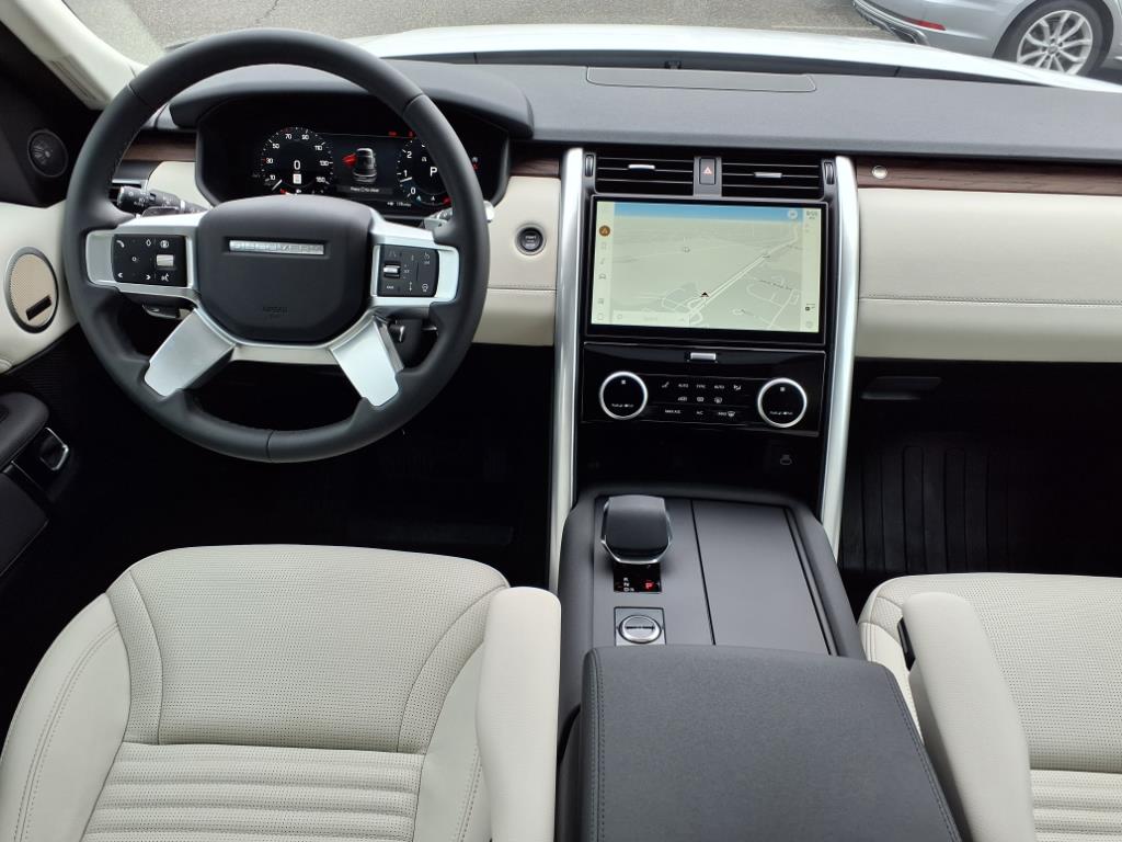 2025 Land Rover Discovery S photo 4
