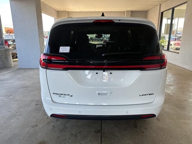 2026 Chrysler Pacifica Limited photo 4