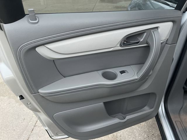 2017 Chevrolet Traverse 2LT photo 2