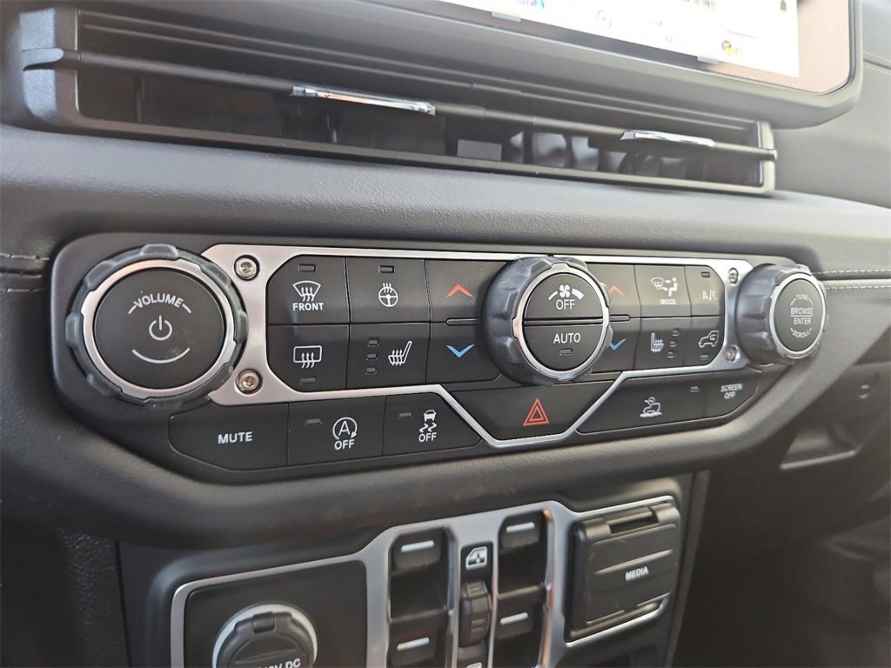 2025 Jeep Wrangler Sahara photo 20