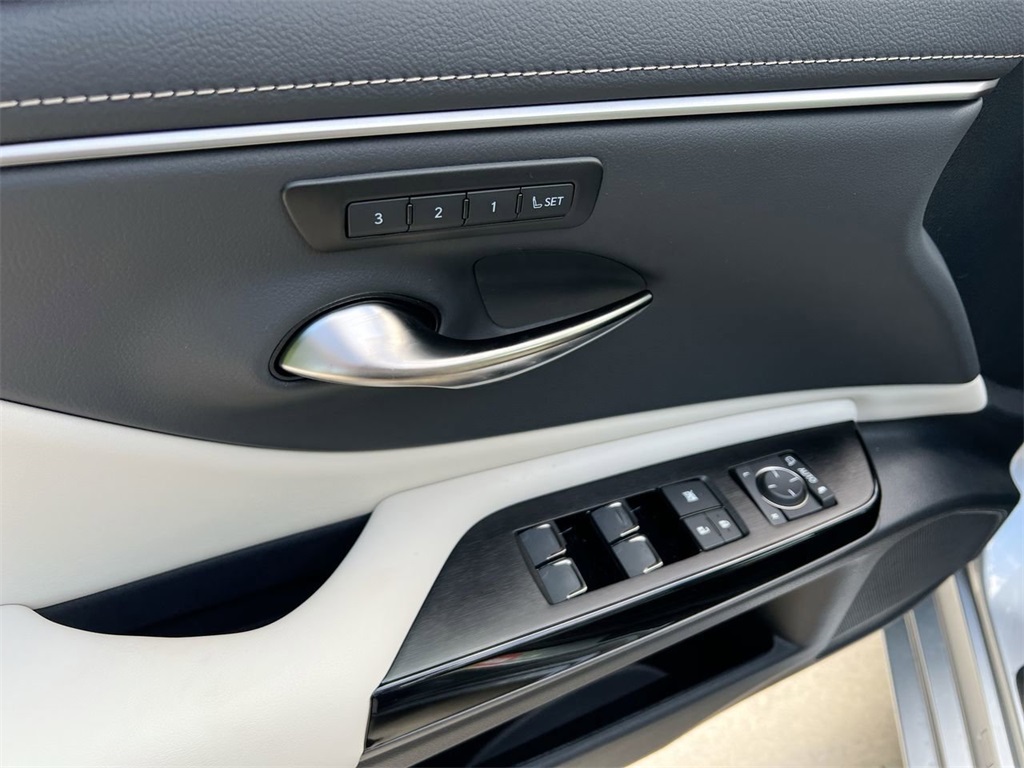 2025 Lexus ES 350 photo 10