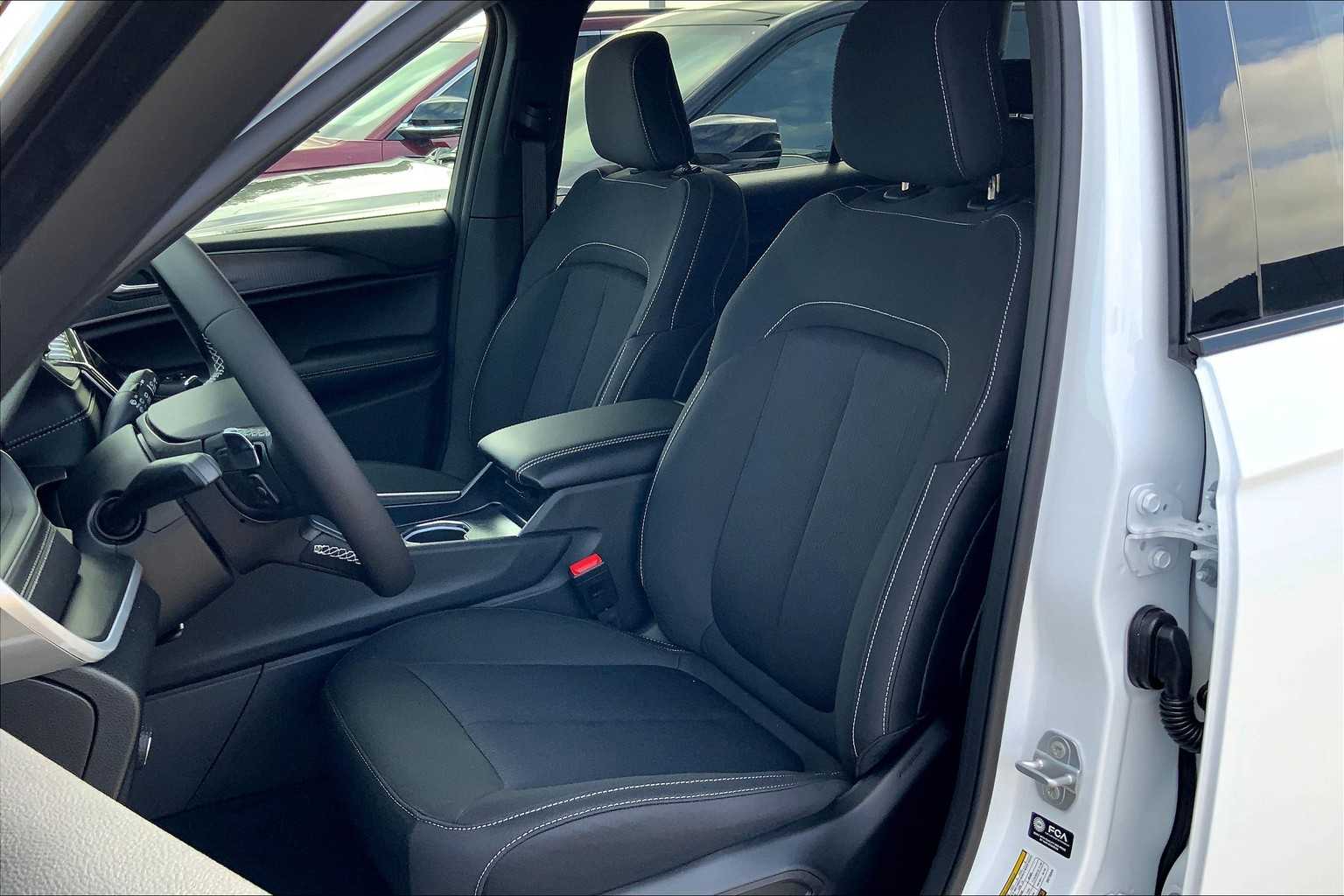 2025 Jeep Grand Cherokee Laredo photo 8