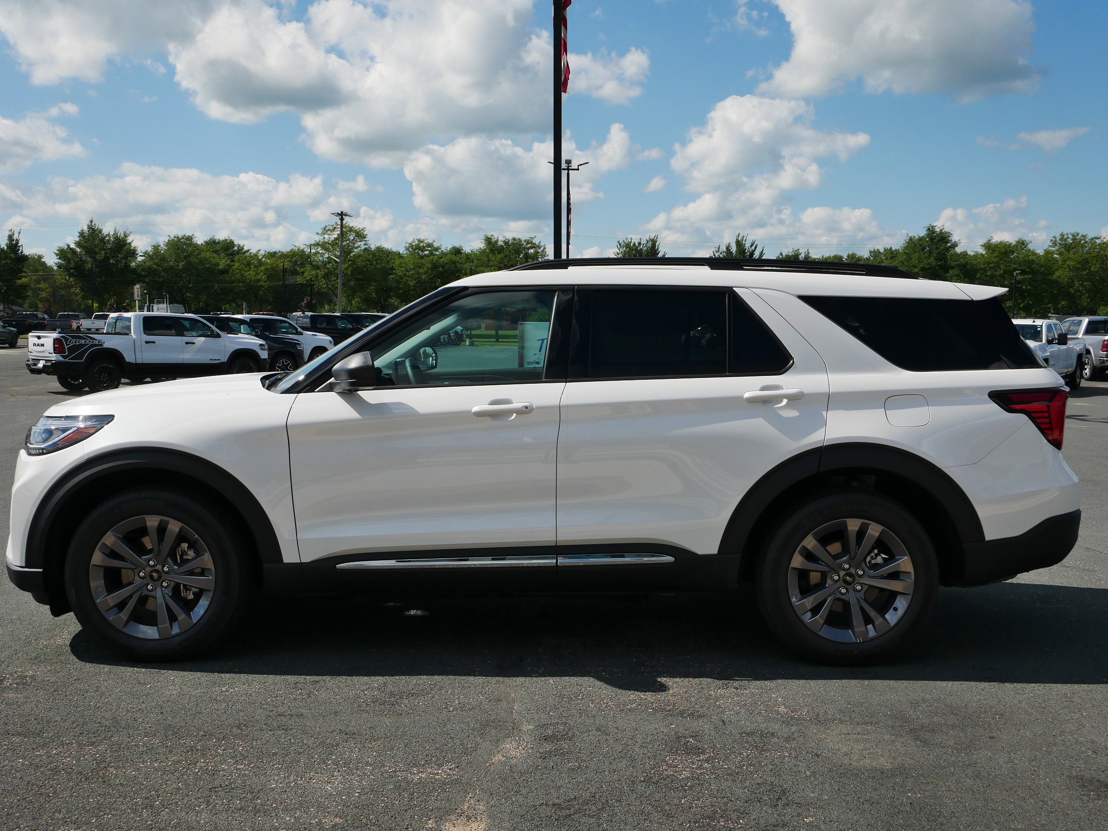 2025 Ford Explorer photo 3