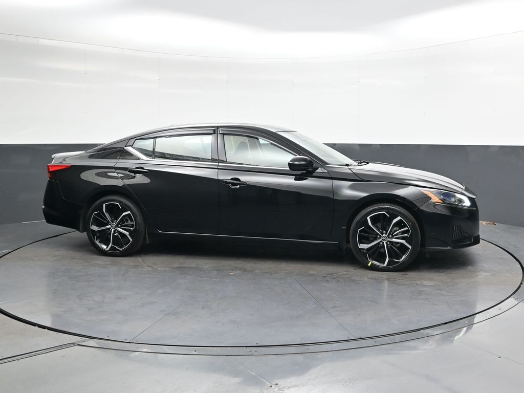 2023 Nissan Altima 2.5 SR photo 2