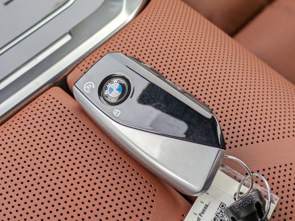 New 2024 Mineral White Metallic BMW xDrive60 image 34