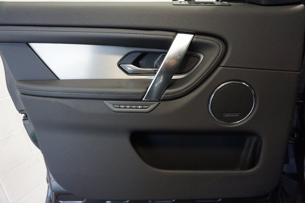 2025 Land Rover Discovery Sport SE photo 15