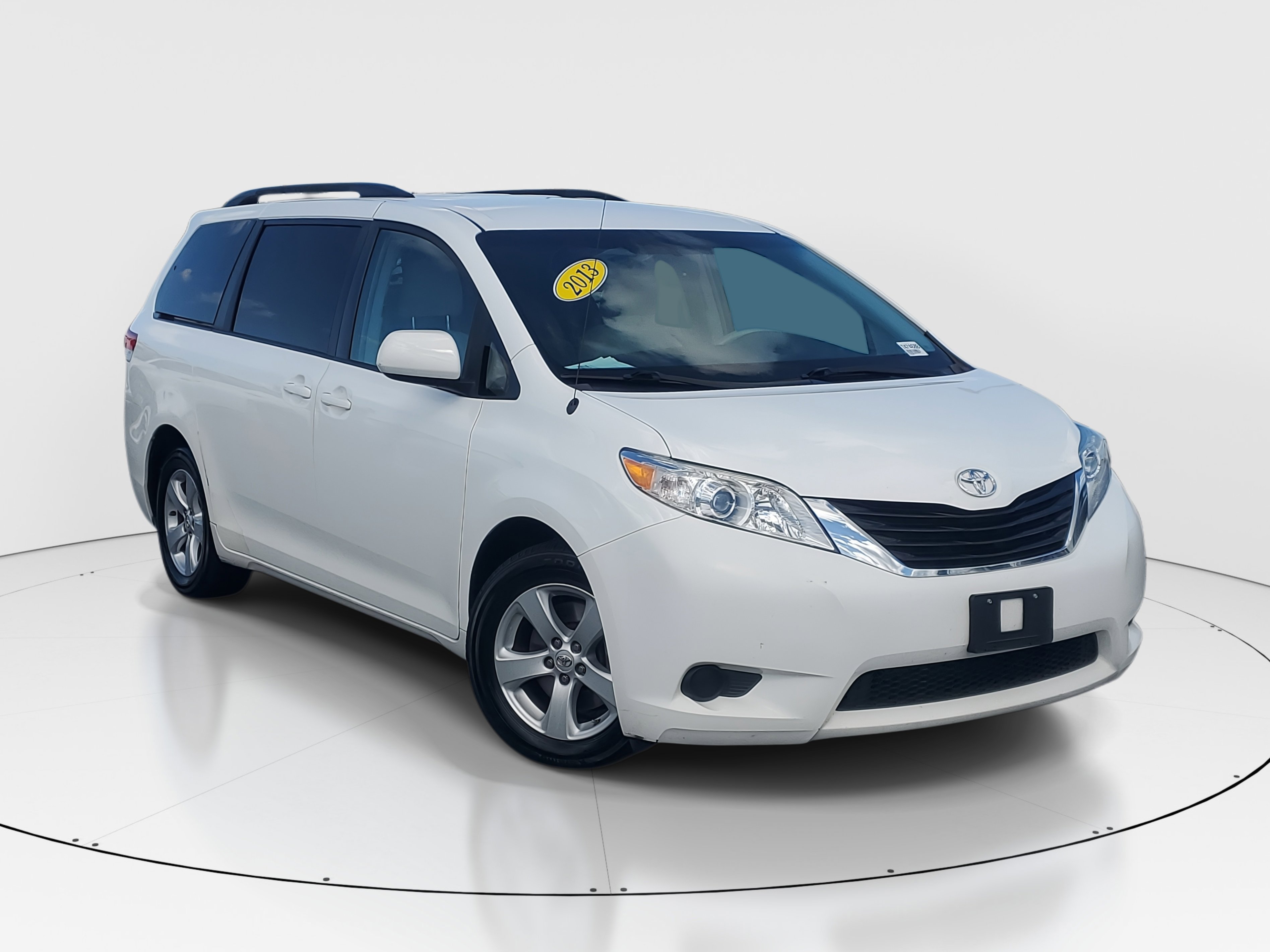 2013 Toyota Sienna LE photo 2