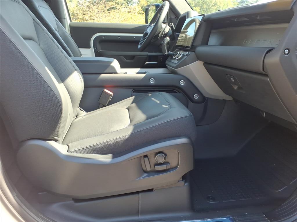 2026 Land Rover Defender 90 V8 photo 3