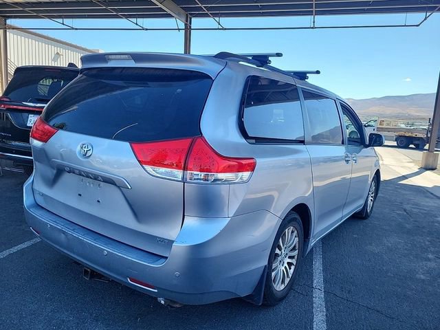 2011 Toyota Sienna XLE photo 3